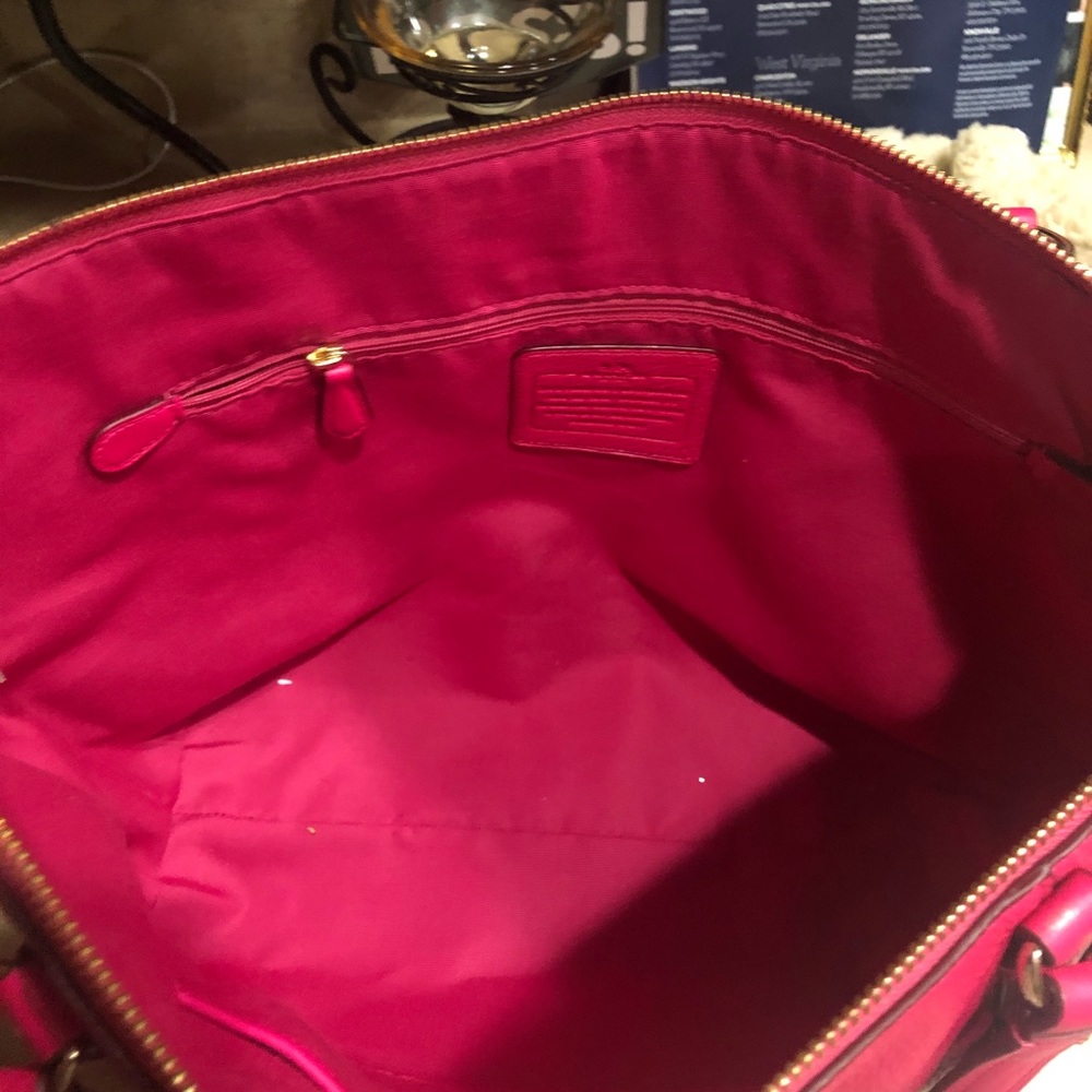 🎊🎊 Pink Coach bag🎊🎊 - Picture 2 of 3